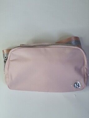 Everywhere Belt Bag 1L *Wordmark ColourPink Mist/Silver/White Opal + FREE GIFT